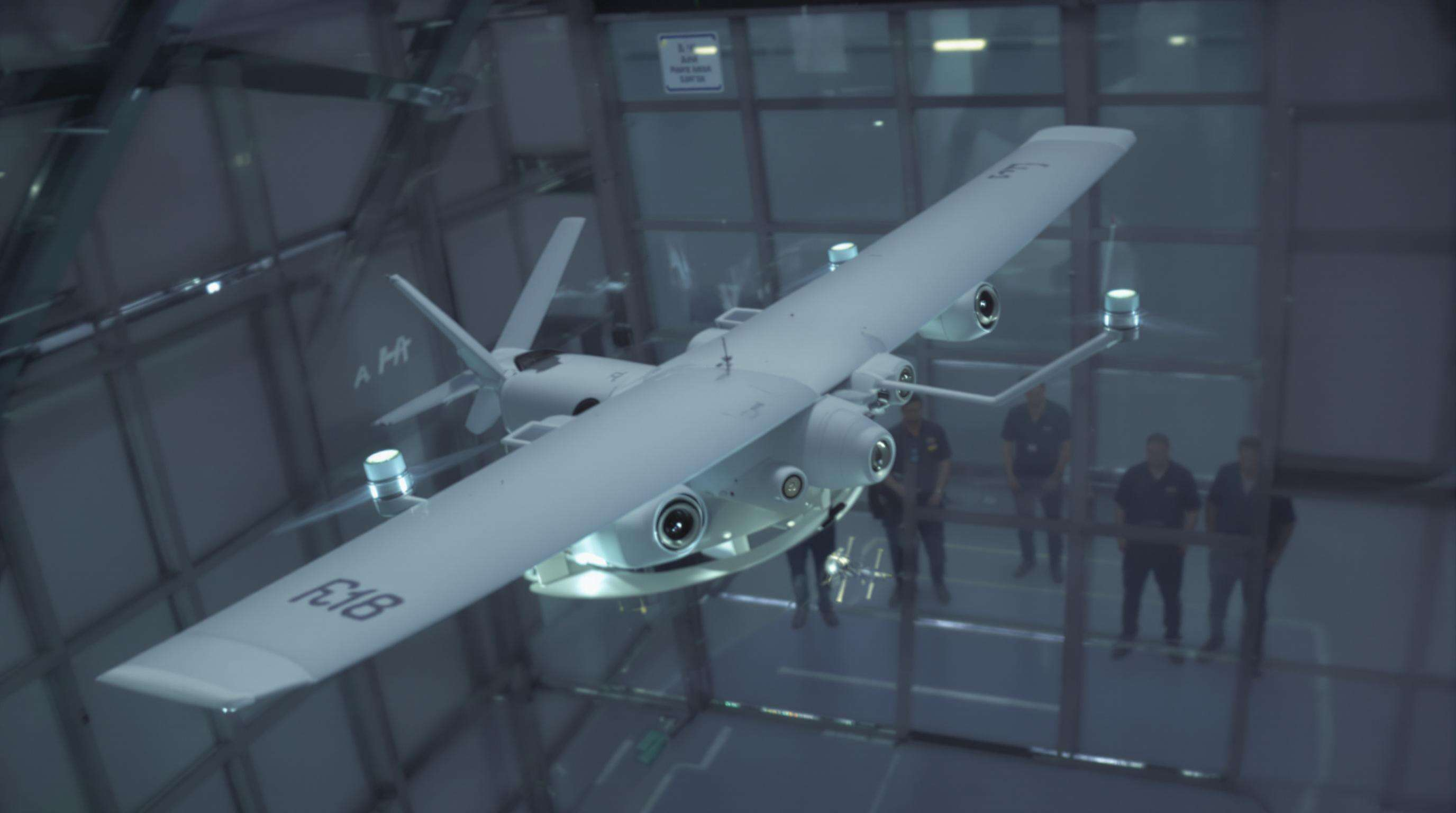 Drone avec haut-parleurs int&eacute;gr&eacute;s soumis &agrave; des tests a&eacute;rodynamiques en soufflerie
